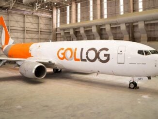 Avión carguero Boeing 737-800 con la marca GOLLOG en el hangar de GOL Aerotech