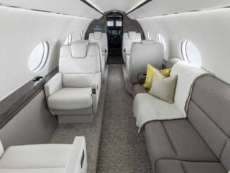Interior del nuevo jet ejecutivo Gulfstream G300 con diseño de cabina espaciosa, asientos de lujo y ventanales panorámicos