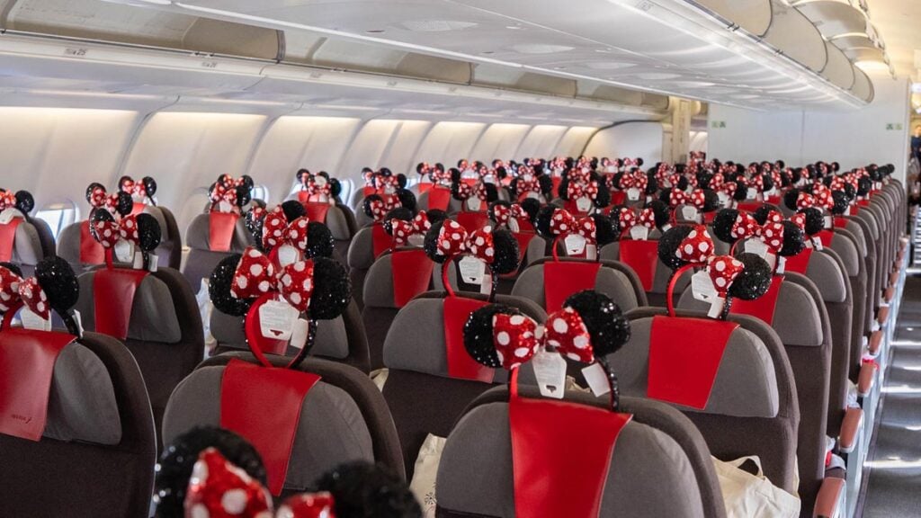 Interior del avión de Iberia decorado con orejas de Minnie Mouse durante el vuelo inaugural de la nueva ruta directa Madrid–Orlando.