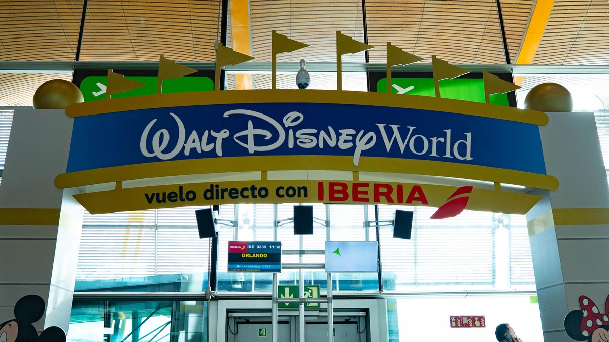 Cartel de embarque en el aeropuerto de Madrid que anuncia el vuelo directo de Iberia hacia Orlando.