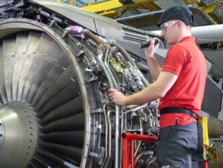 Técnico de Iberia Mantenimiento inspecciona un motor aeronáutico CFM56 en el centro de La Muñoza, Madrid, como parte de la red oficial de reparación de Honeywell.