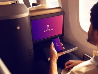 Pasajero usa Wi-Fi gratuito a bordo de un avión de LATAM Airlines conectado al sistema de entretenimiento LATAM Play.
