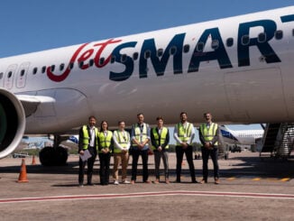 Equipo de ProFlight Academy y JetSMART Airlines frente a un Airbus A320, tras firmar un acuerdo pionero para la formación de pilotos en Argentina