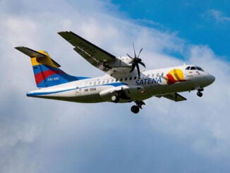 Aeronave ATR 42 de SATENA en vuelo, durante la campaña de descuentos en seis rutas nacionales para fortalecer el turismo regional en Colombia.