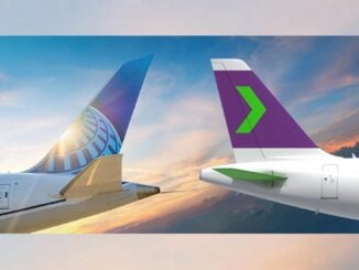 Colas de aviones de SKY Airline y United Airlines representando su nuevo acuerdo interlineal para ampliar la conectividad internacional.