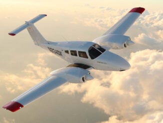 Piper Seminole DX de Skyborne Airline Academy en vuelo sobre las nubes
