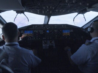Pilotos en cabina durante una transmisión de datos vía VHF en vuelo, parte de las pruebas del proyecto Startical desde el espacio