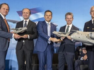 Autoridades de Suecia, Países Bajos y Embraer durante el anuncio de la compra de cuatro aviones C-390 Millennium bajo el programa europeo de cooperación.