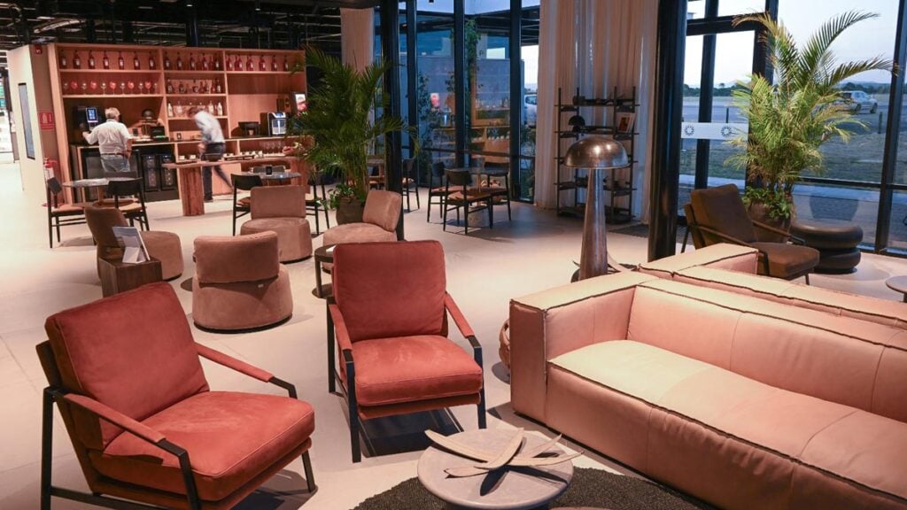 Interior de la Terminal de Aviación General del Aeropuerto de Punta del Este, reconocida como la mejor FBO de Latinoamérica 2025