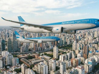 Aviones de Aerolíneas Argentinas sobrevolando la ciudad