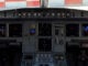 Cabina de un Airbus A320 con sus sistemas electrónicos y pantallas de vuelo encendidas