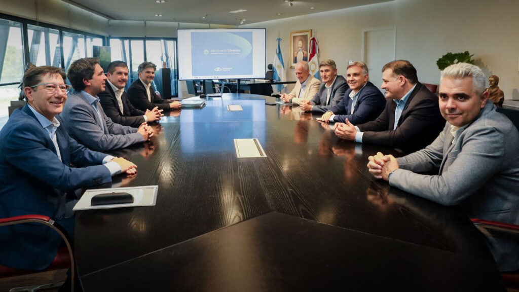 Reunión de autoridades durante la presentación del plan de ampliación del Aeropuerto de Córdoba.