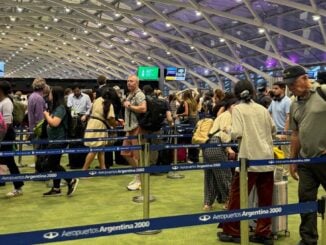 Pasajeros en aeropuerto argentino durante proceso de embarque, representando la modernización de reclamos aéreos en el país.