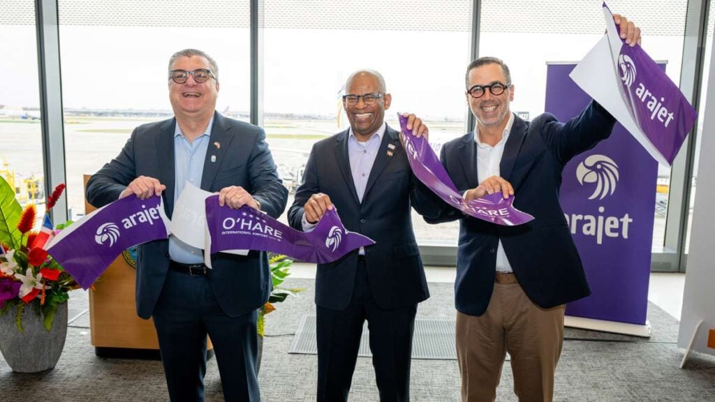 Autoridades de Arajet y del Aeropuerto O’Hare celebran la inauguración de los vuelos entre Chicago y Punta Cana.