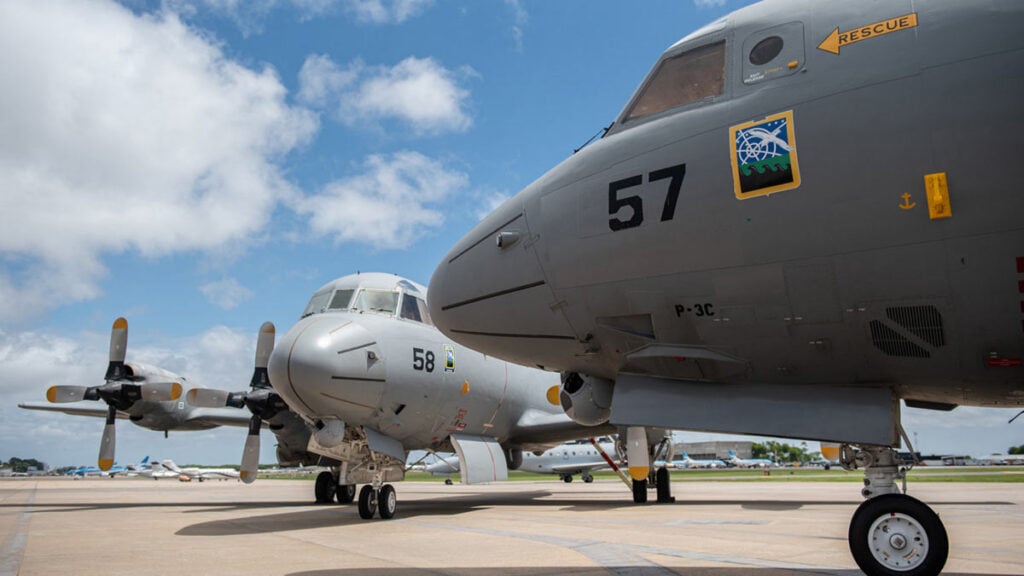 Dos aviones P-3C Orion de la Armada Argentina en plataforma aérea.