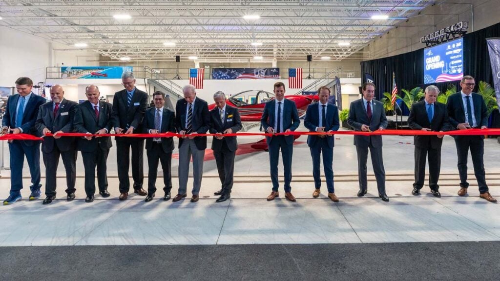 Ceremonia de inauguración de la nueva sede de AURA AERO en Florida con autoridades y directivos