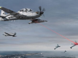 A-29 Super Tucano de Embraer durante una operación para contrarrestar drones en vuelo.