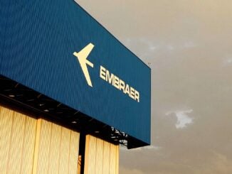 Fachada de un hangar de Embraer en Florida, donde la compañía activó su mayor proyecto de energía solar.