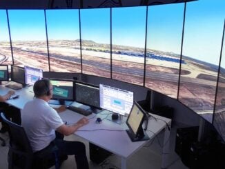 Simuladores avanzados para entrenamiento de controladores aéreos en España con pantallas 4K y sistemas radar