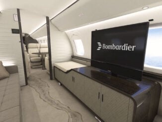 Cabina de entretenimiento del Bombardier Global 8000 con pantalla retráctil y área de descanso.