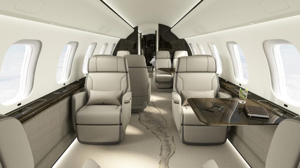 Interior del Bombardier Global 8000 con diseño de cuatro zonas, destacando confort, lujo y detalles en madera.