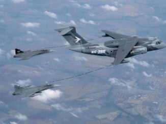 KC-390 Millennium reabasteciendo a dos Gripen E durante los vuelos de certificación de reabastecimiento en vuelo