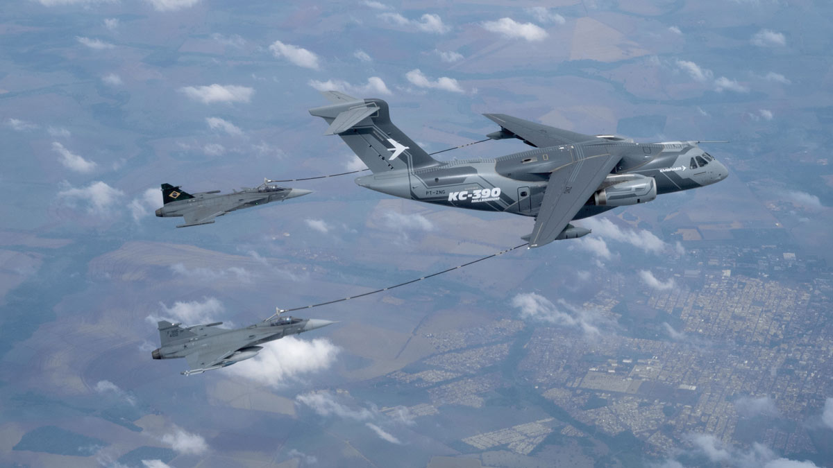 KC-390 Millennium reabasteciendo a dos Gripen E durante los vuelos de certificación de reabastecimiento en vuelo