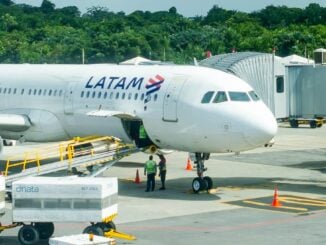 Avión de LATAM en plataforma del aeropuerto de Belém, en Brasil, como parte de la participación de la aerolínea en la COP30.