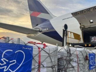 Avión de LATAM Cargo cargando ayuda humanitaria del programa Avión Solidario para Jamaica tras el huracán Melissa