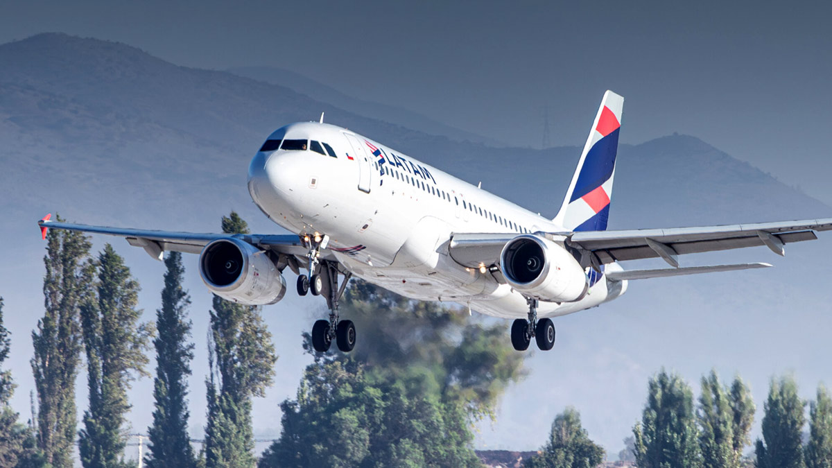 Avión de LATAM Perú despegando en operación internacional