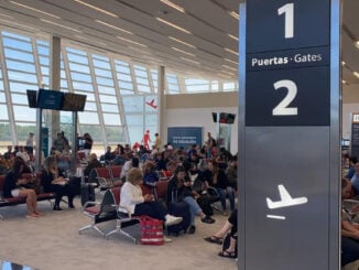 Sala de embarque del aeropuerto de Neuquén con pasajeros esperando en las puertas 1 y 2