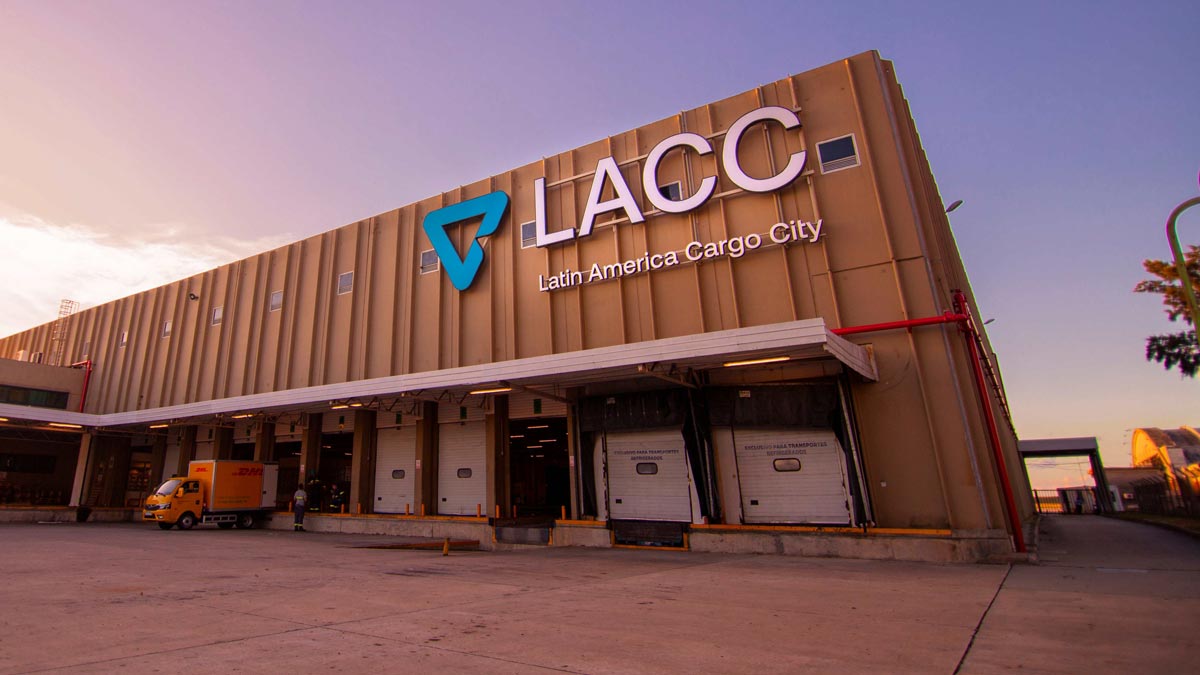 Fachada de Latin America Cargo City en el Aeropuerto de Carrasco, vista al atardecer