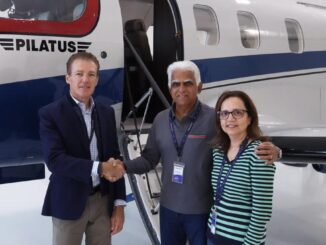 Thomas Bosshard entrega el primer Pilatus PC-12 PRO a los propietarios Ravi y Pheroza Arcot en Estados Unidos.