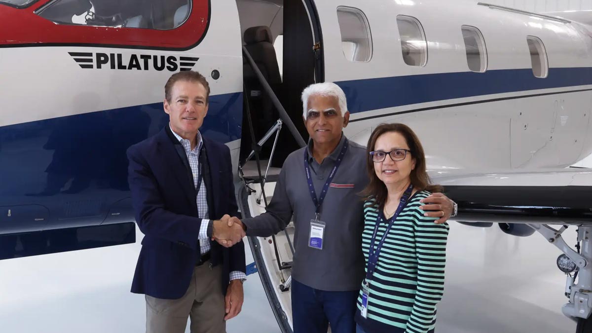 Thomas Bosshard entrega el primer Pilatus PC-12 PRO a los propietarios Ravi y Pheroza Arcot en Estados Unidos.