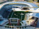 Avión Tecnam P2008 con colores de Universal Flight Concepts sobrevolando el estadio McLane de Baylor University en Waco, Texas.