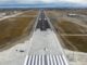 Vista aérea de la pista renovada del Aeropuerto de Río Gallegos con señalización nueva.