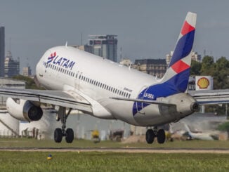 Avión de LATAM despegando tras la autorización oficial para operar rutas de LATAM cabotaje Argentina y conexión a Brasil.