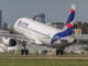Avión de LATAM despegando tras la autorización oficial para operar rutas de LATAM cabotaje Argentina y conexión a Brasil.