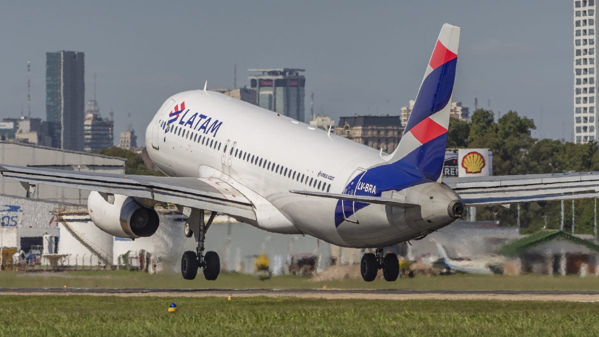 Avión de LATAM despegando tras la autorización oficial para operar rutas de LATAM cabotaje Argentina y conexión a Brasil.