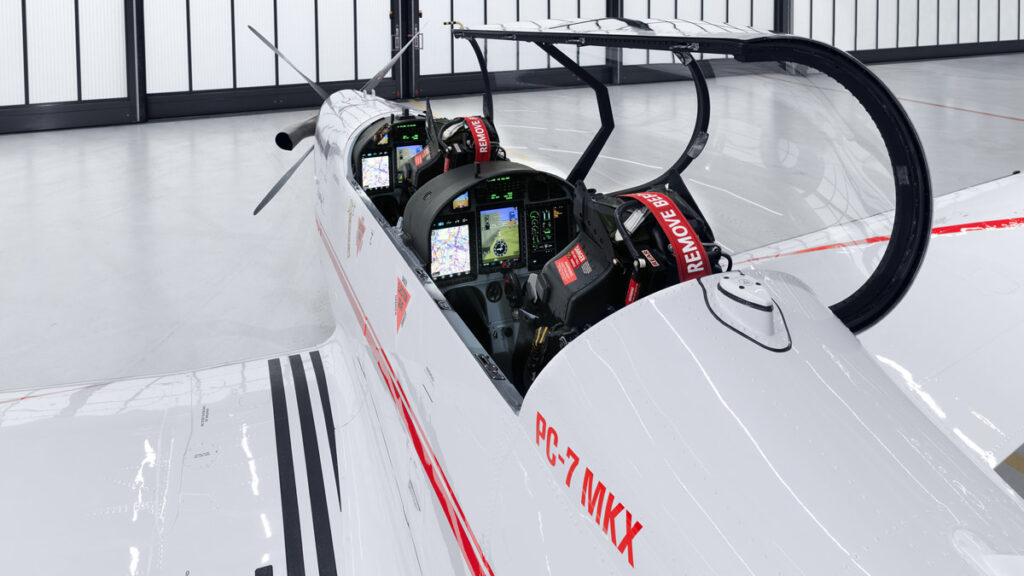 Cabina avanzada del Pilatus PC-7 MKX para el entrenamiento de pilotos militares.
