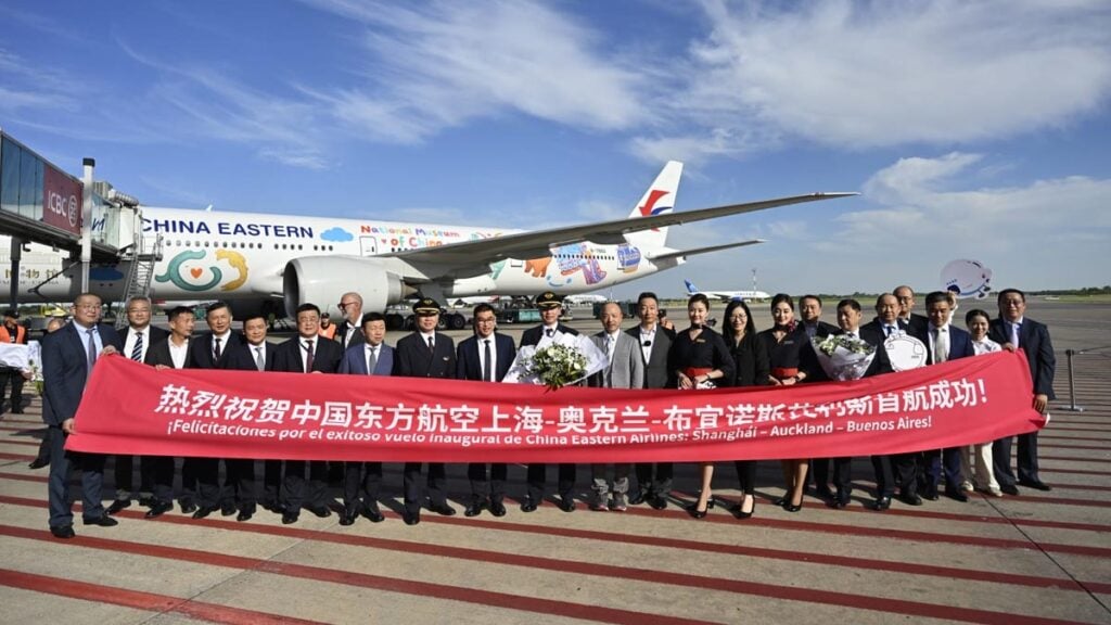 Comitiva oficial recibe el primer vuelo de China Eastern Airlines en Ezeiza, celebrando el inicio de la conexión aérea China-Argentina y la reanudación de la ruta con Oceanía.
