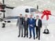 Ejecutivos de FlexCoah y Textron Aviation reciben el primer Cessna SkyCourier en México durante la ceremonia de entrega.