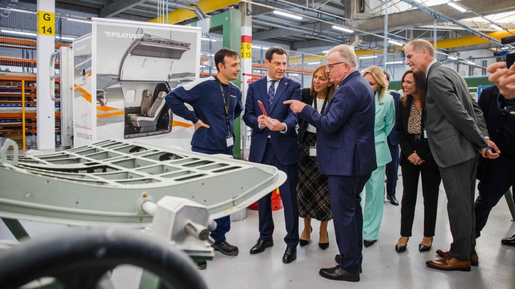 Gran equipo de Pilatus Aircraft Ibérica posando junto a los aviones PC-12 y PC-24 en la inauguración de la fábrica en Sevilla.