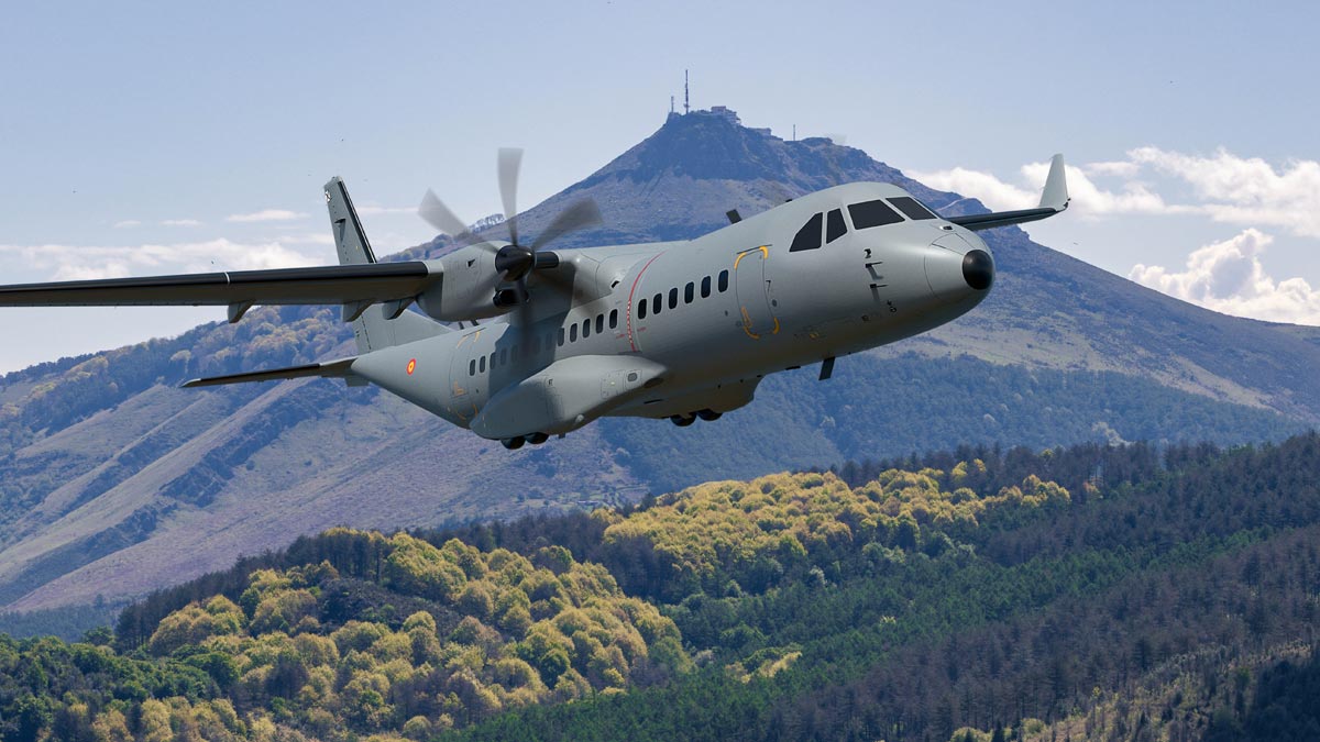 Avión Airbus C295 del Ejército del Aire y del Espacio en vuelo táctico sobre zona montañosa.