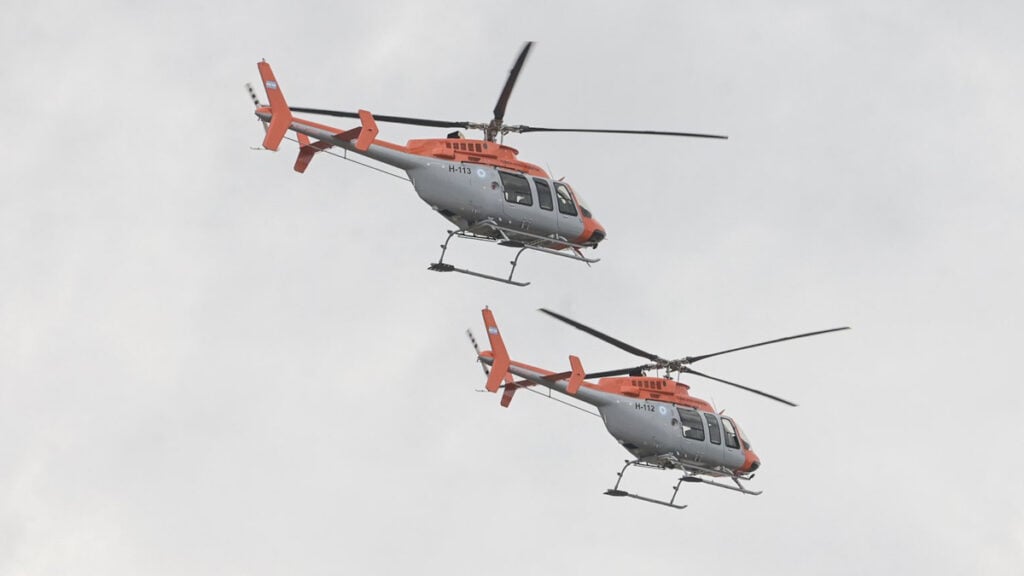 Dos nuevos helicópteros Bell 407 GXI de la Fuerza Aérea Argentina en formación de vuelo, incorporados para fortalecer las operaciones de rescate en alta montaña.