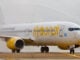 Avión Boeing 737-800 de Flybondi recibiendo el tradicional arco de agua inaugural por el inicio de nuevas rutas.