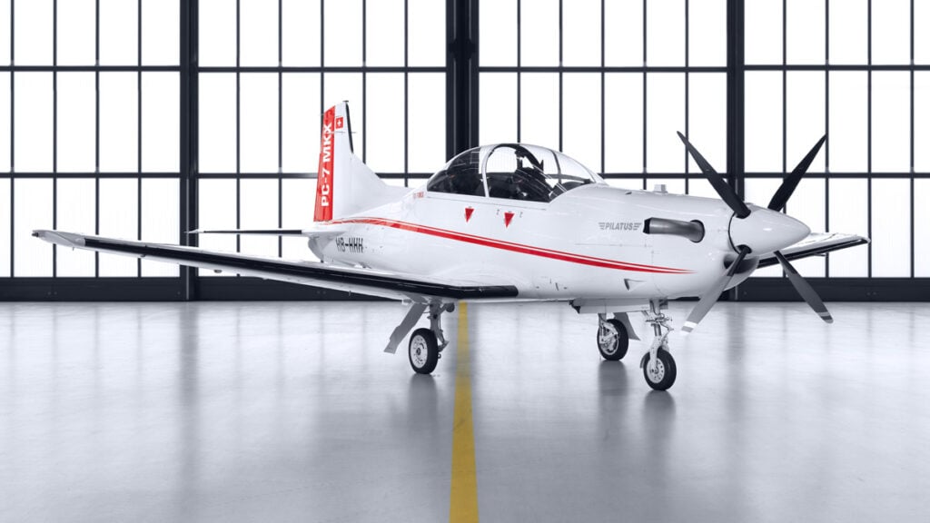Vista exterior del avión Pilatus PC-7 MKX para el entrenamiento de pilotos militares en hangar.