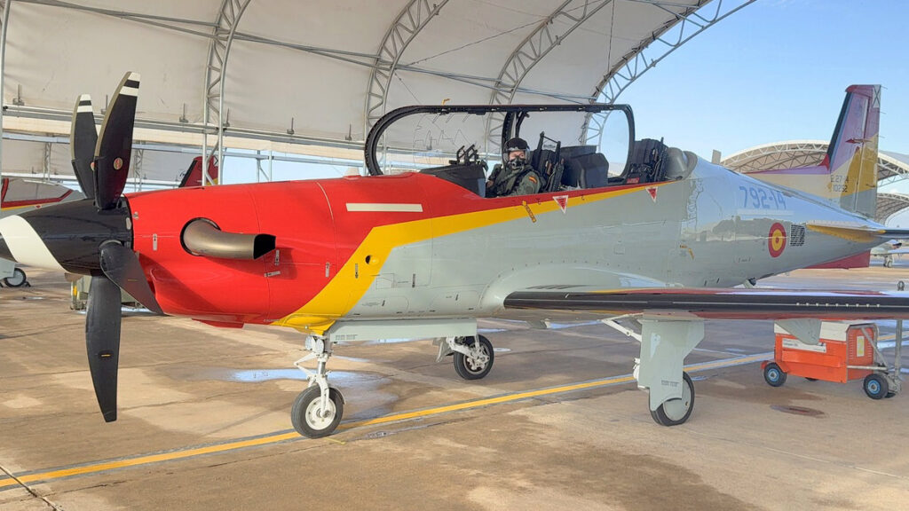 Vista exterior del avión Pilatus PC-21 con la Princesa Leonor a bordo para su primer vuelo en solitario.