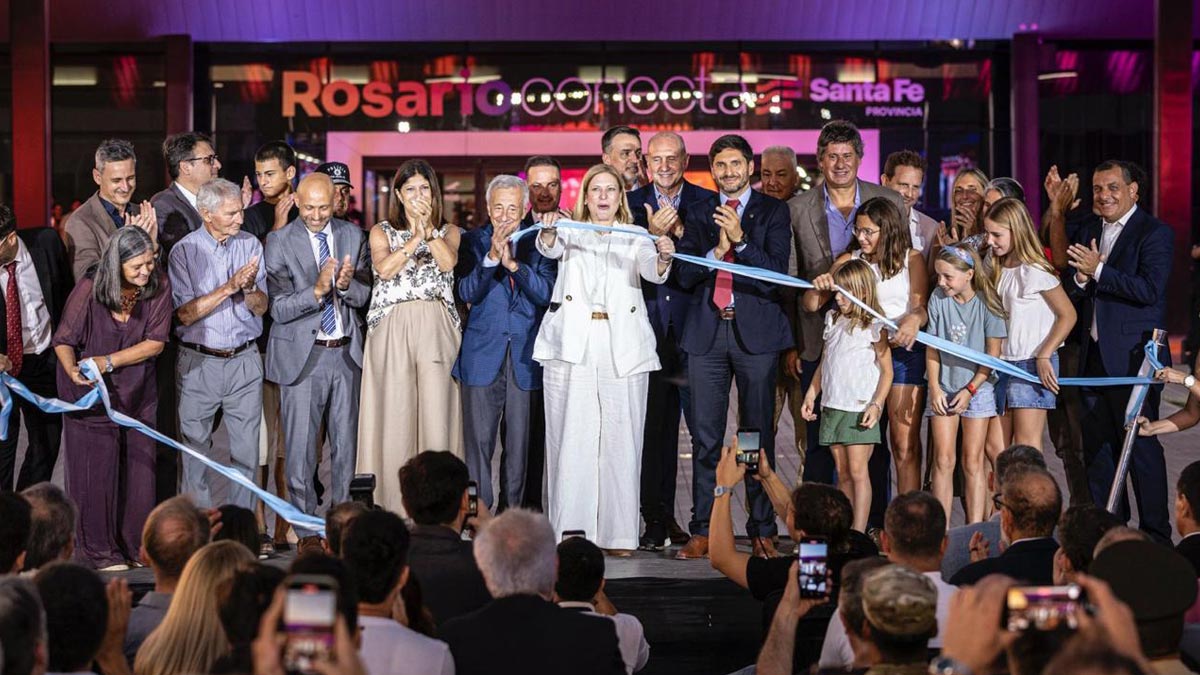 Corte de cinta en la reapertura del Aeropuerto de Rosario tras obras de modernización.