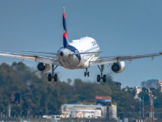 Avión de LATAM aterrizando; imagen ilustrativa sobre el conflicto gremial por el nuevo cabotaje de LATAM en Argentina.